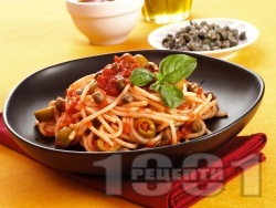 Спагети / паста с доматен сос, каперси и зелени маслини (без месо) - снимка на рецептата